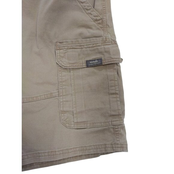 Wrangler beige men's cargo shorts Size38, with multiple pockets and belt loops. - Picture 4 of 6